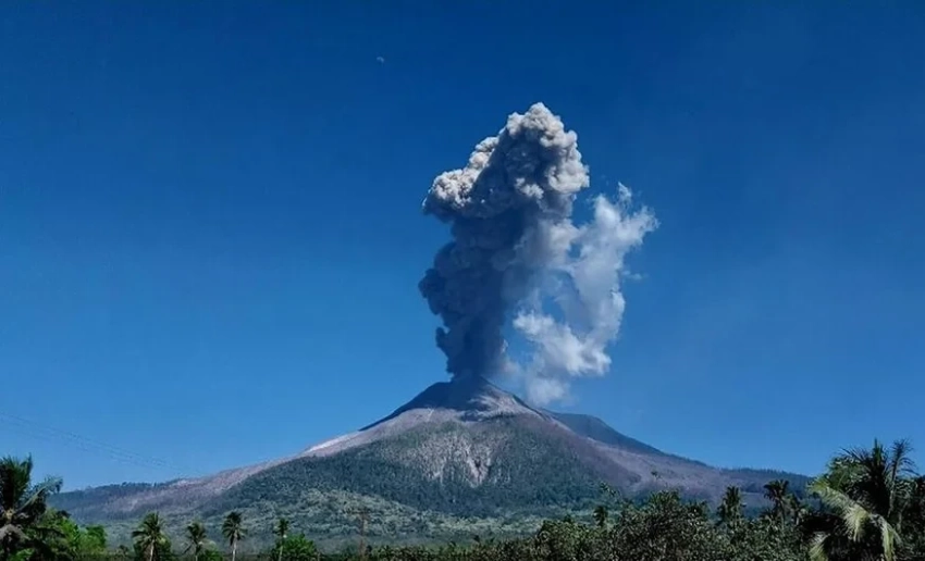 В Индонезии произошло извержение вулкана Левотоби