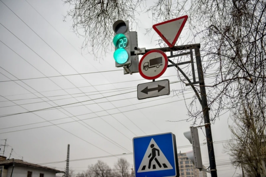 Глава УПСМ Бишкека предложил убрать светофоры и обычные пешеходные переходы