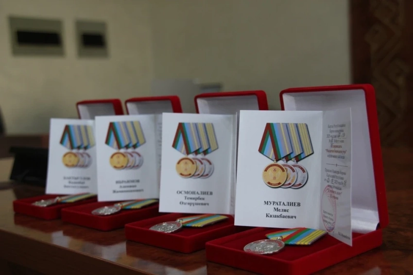 В Минобороны КР презентовали русско-кыргызский словарь военных терминов