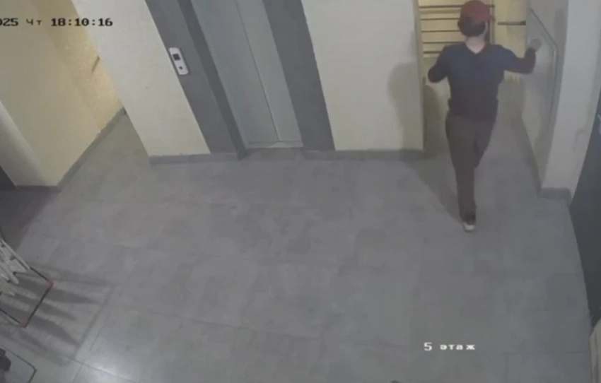 Жители столичной многоэтажки пожаловались на подозрительного парня в подъезде