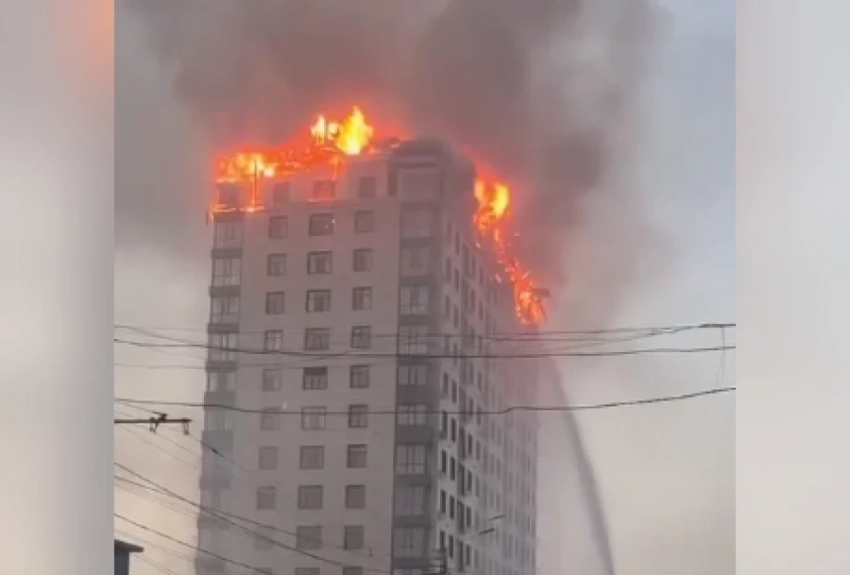 В Оше загорелся многоэтажный дом