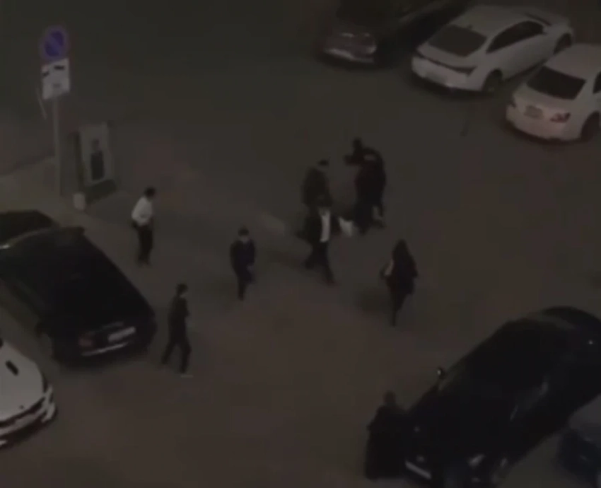 Ночью возле торгового центра в Бишкеке произошла массовая драка