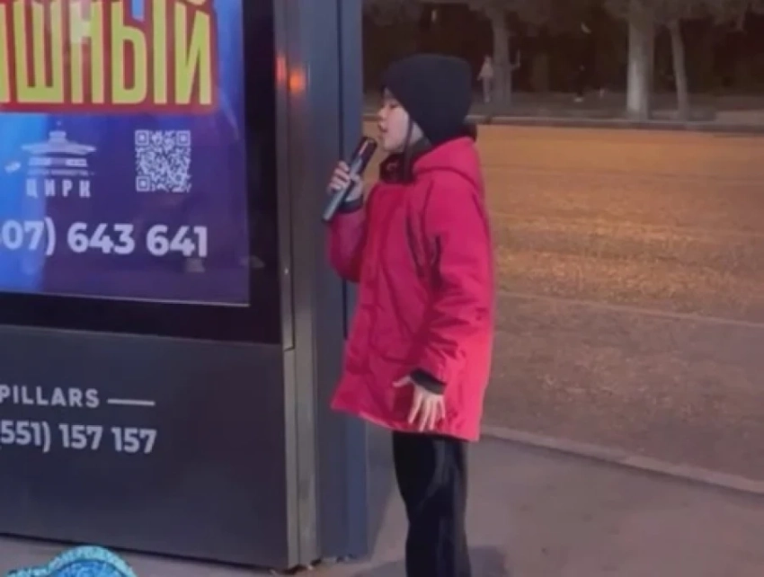 Юная бишкекчанка спела на улице и покорила соцсети