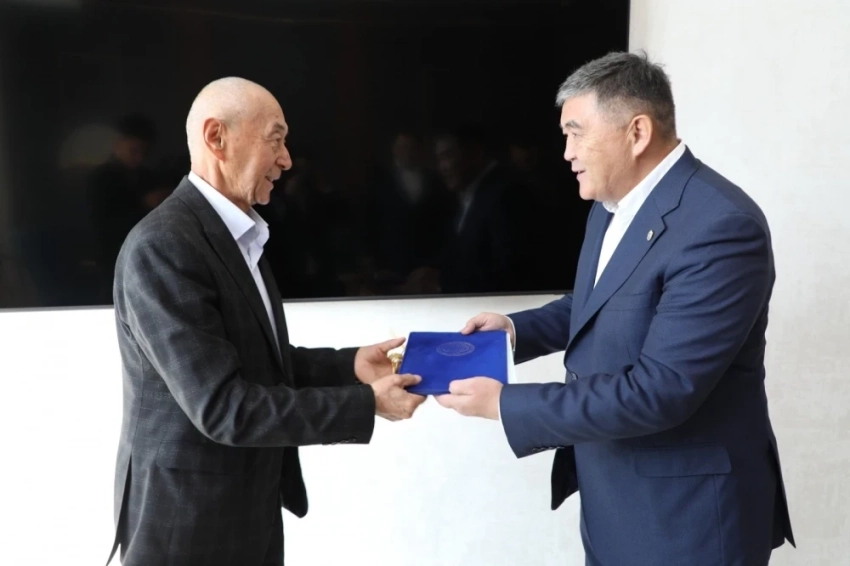 Камчыбек Ташиев подарил квартиру заслуженному артисту КР Азиреткулову