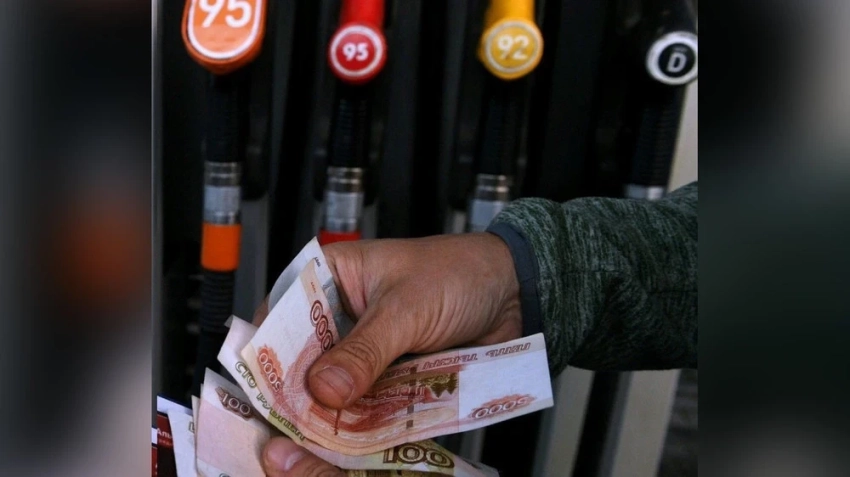 В России зафиксировали самый резкий скачок цен на бензин за последние 15 лет. Как это переживают россияне, - СМИ