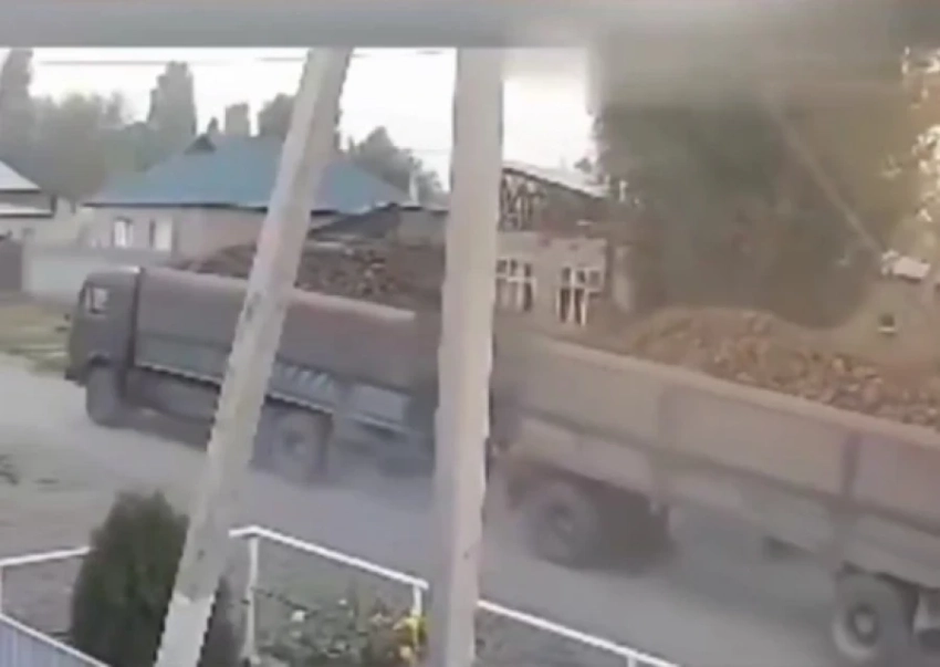 Опасная игра: двое детей погибли под колесами КамАЗа в Кара-Балте