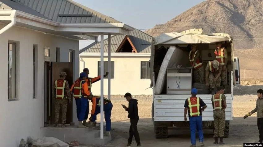 В Баткенской области началось переселение жителей приграничного села Достук