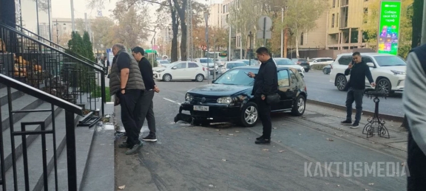 В центре Бишкека автомобиль вылетел на тротуар. Видео и фото