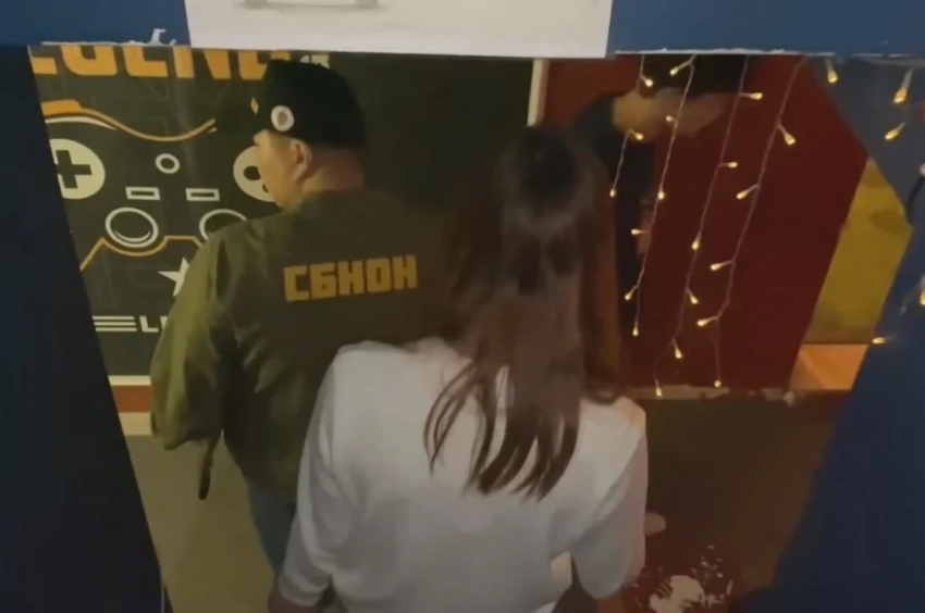 Подростков с алкоголем и наркотиками застукали в «Антикино» в Бишкеке