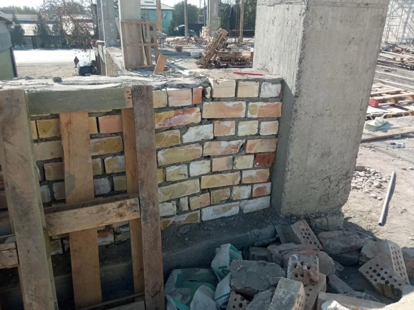 Владельца строящегося ТЦ вдоль трассы Бишкек – Ош обязали снести и переделать стены