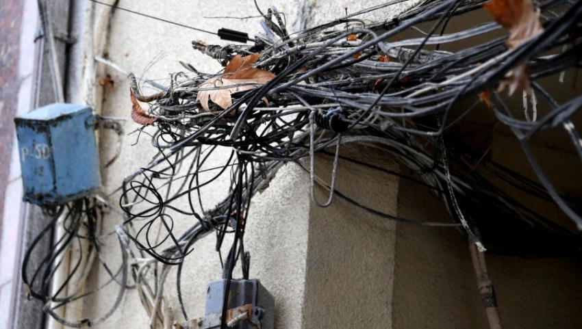 Интернет-провайдерам в Бишкеке наказали убрать кабели с фасадов зданий