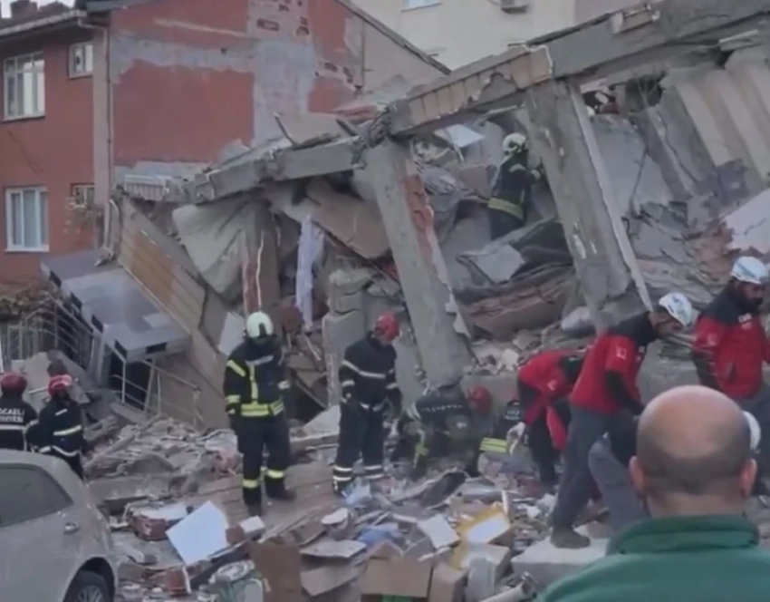 На востоке Стамбула обрушился шестиэтажный дом