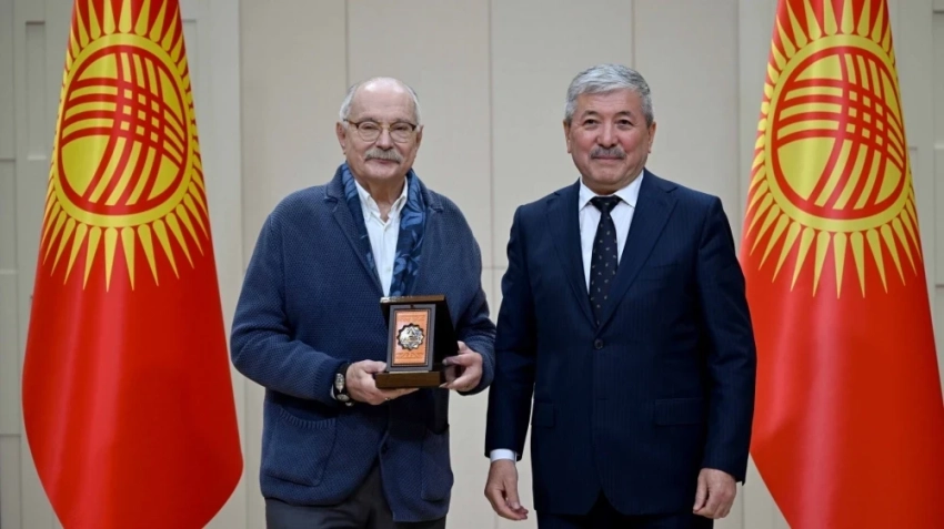 Адылбек Касымалиев вручил орден "Достук" кинорежиссеру Никите Михалкову