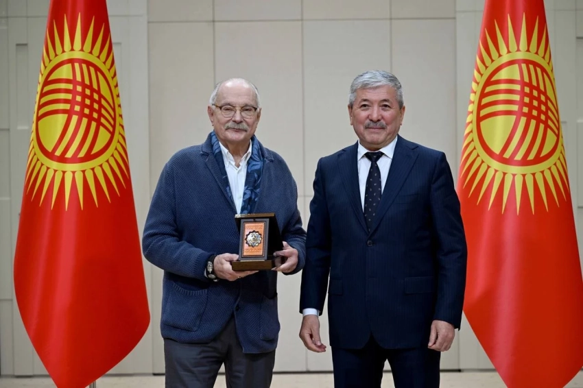 Глава кабмина вручил орден «Достук» кинорежиссеру Никите Михалкову