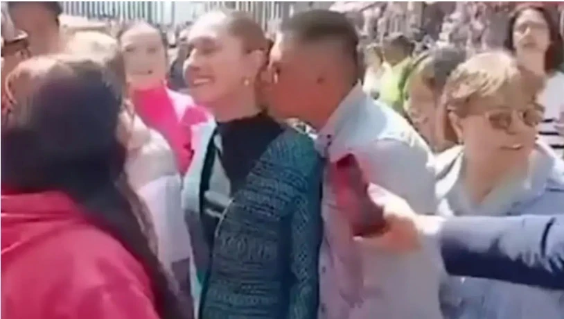 Мужчина попытался поцеловать президента Мексики Клаудию Шейнбаум, пока она общалась с жителями. Она подала заявление в полицию