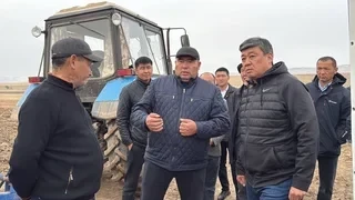 В Сузакском районе проводят осенний посев в качестве примера для фермеров