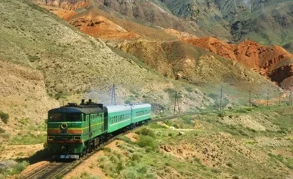 В Балыкчы локомотив сошел с путей и выехал на автодорогу