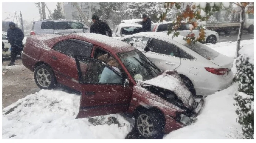 На ул. Токтоналиева две машины вылетели с дороги в кювет
