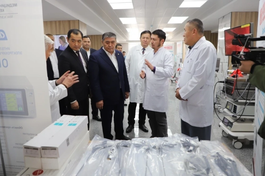 Камчыбек Ташиев вручил НЦОМиД оборудование на 35 млн сомов