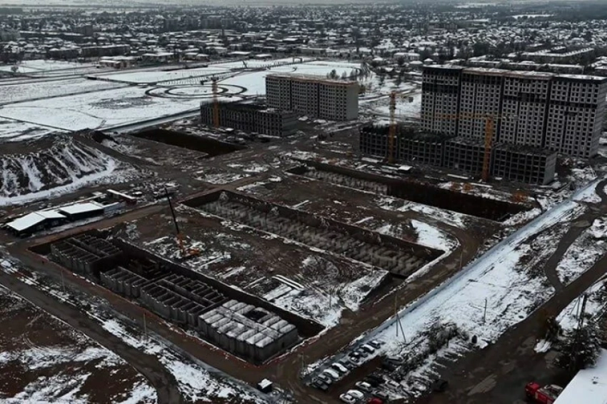 Каныбек Туманбаев проверил строительство многоэтажек в Токмаке