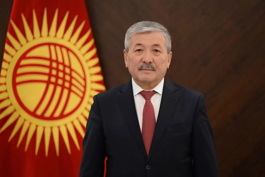 Глава кабинета министров Адылбек Касымалиев поздравил с Днем молодежи