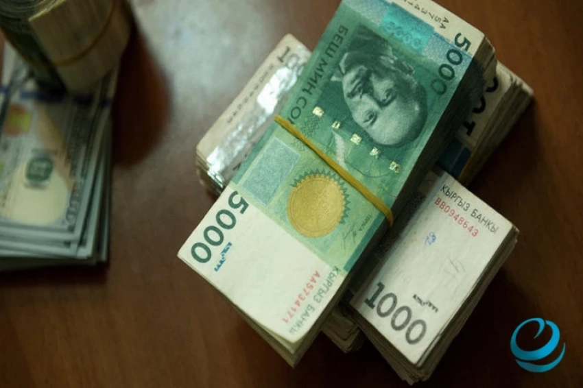 Шаги инфляции? В Кыргызстане объем наличных в обращении достиг 290 млрд сомов