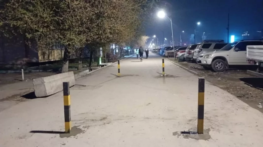 В Бишкеке установлены ограничители для защиты тротуара и безопасности пешеходов