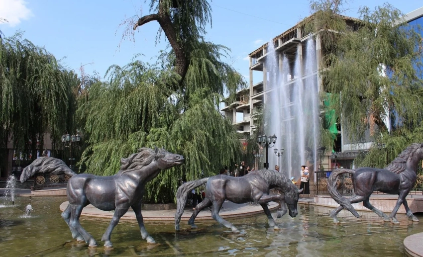 Любимый фонтан с бронзовыми лошадьми возле ЦУМа вернут на место