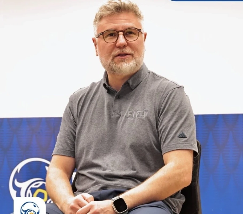 Юные игроки НФА встретились с экспертом ФИФА Марианом Пахарем