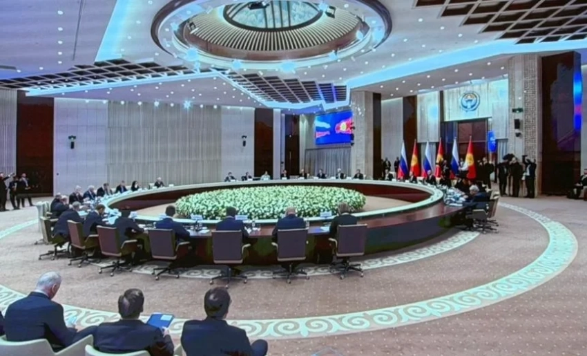 Начались переговоры в расширенном составе с участием президентов Жапарова и Путина