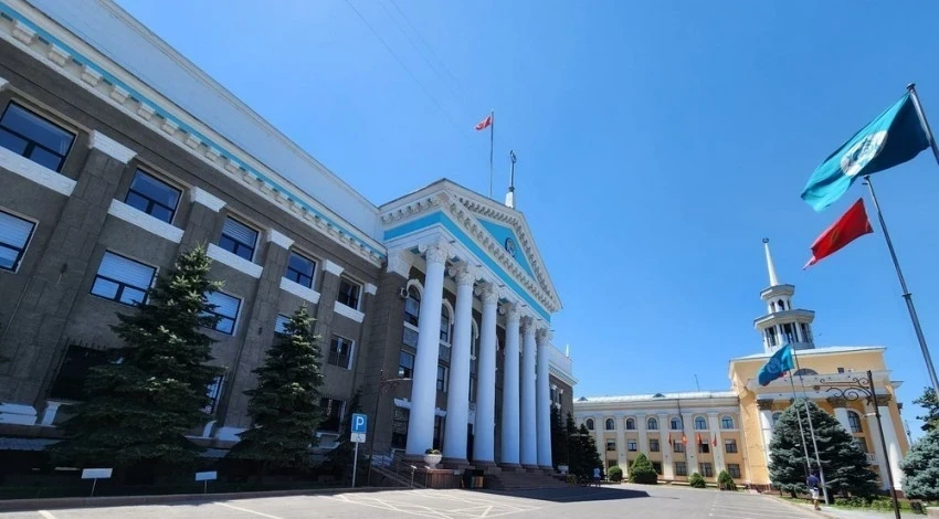 Мэрия продолжает комплекс работ по очистке рек и каналов Бишкека