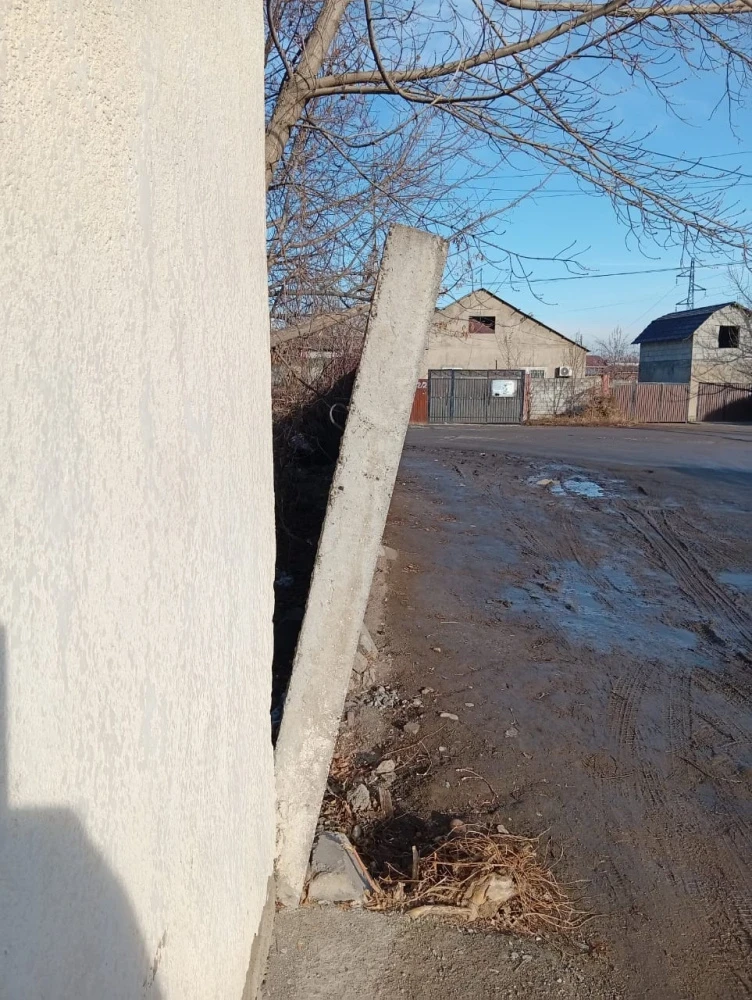 "Забор может рухнуть". Родители жалуются на состояние школы №5 в МТУ "Аламедин"