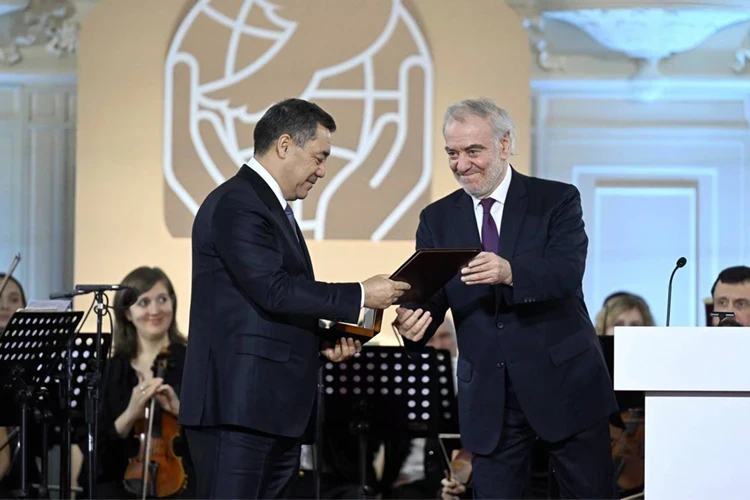 В Санкт-Петербурге Садыру Жапарову вручили премию мира имени Льва Толстого