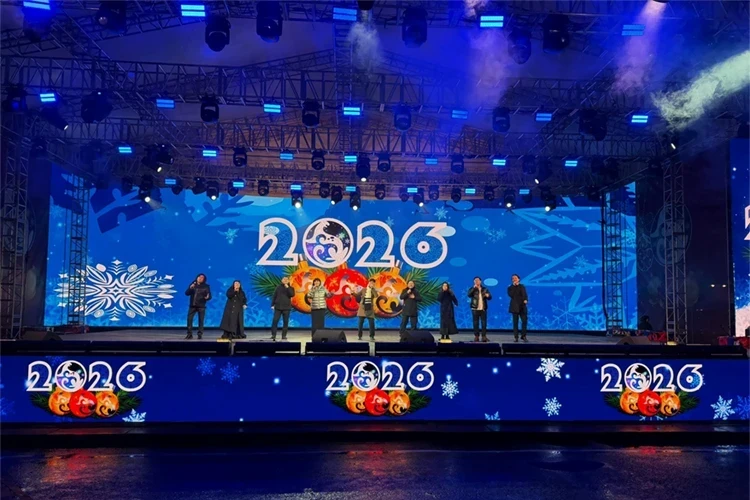 Музыка и танцы под открытым небом: новогодняя атмосфера на площади Ала-Тоо