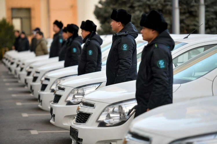 Муниципальная инспекция и акимиаты мэрии Бишкека получили служебные автомобили