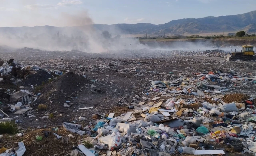 В МЧС рассказали о масштабах пожара на бишкекском полигоне