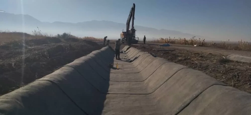 В Панфиловском районе ведётся укладка бетонного полотна на Верхнем канале