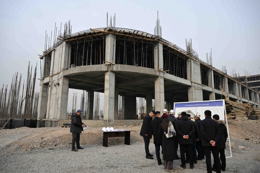 Глава кабмина проверил строительство крупных соцобъектов в Манасе
