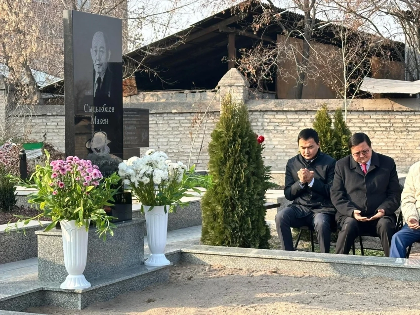 Установлен памятник народному художнику КР Макену Сыдыкбаеву