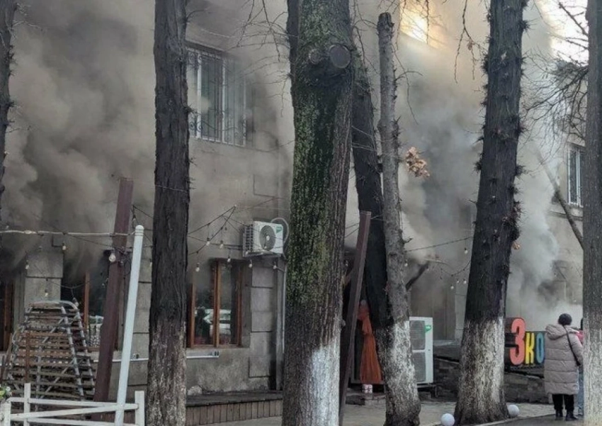 В Бишкеке загорелся жилой дом на бульвар Эркиндик