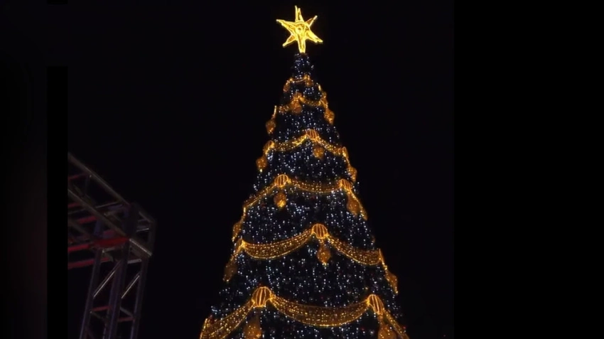 Церемония зажжения новогодней елки на главной площади началась вчера в 19:00