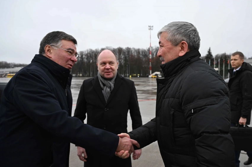 Председатель кабмина Адылбек Касымалиев прибыл с рабочим визитом в Москву