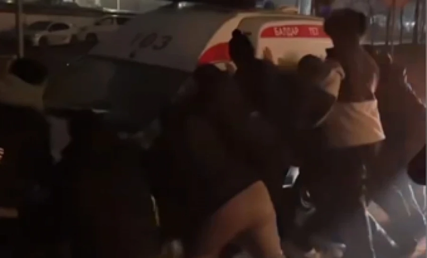 Прохожие вытащили машину «Скорой помощи» из арыка в Бишкеке