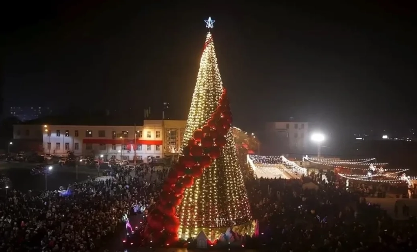 Как выглядят главные новогодние елки в городах Кыргызстана в 2025 году