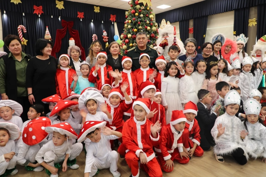 ГКНБ КР подарил спецшколе для слабослышащих 1 млн сомов и подарки