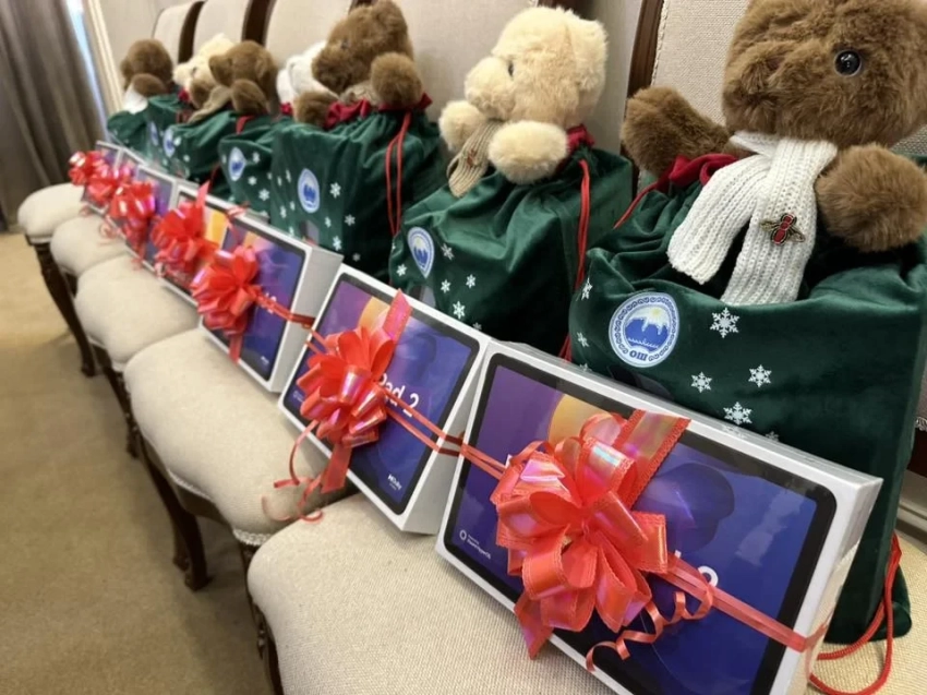 Мэр Оша исполнил новогодние желания семи маленьких горожан