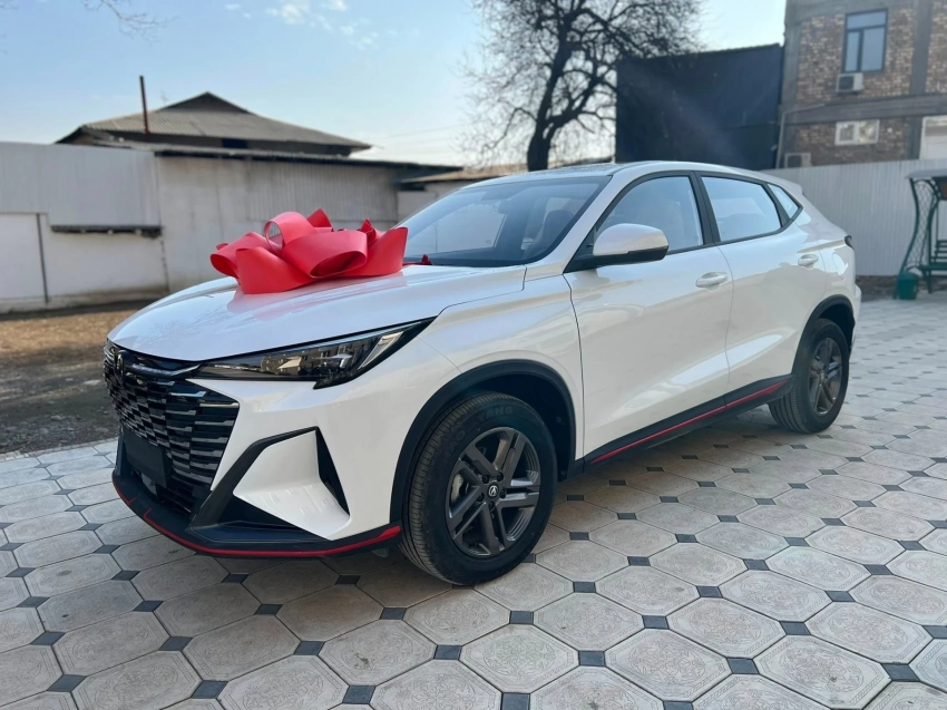 Мэр Оша передал служебный автомобиль социальному учреждению «Боорукердик»