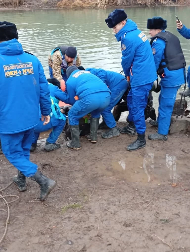 МЧС: Все трое граждан, упавшие в канал ТЭЦ в Бишкеке, найдены
