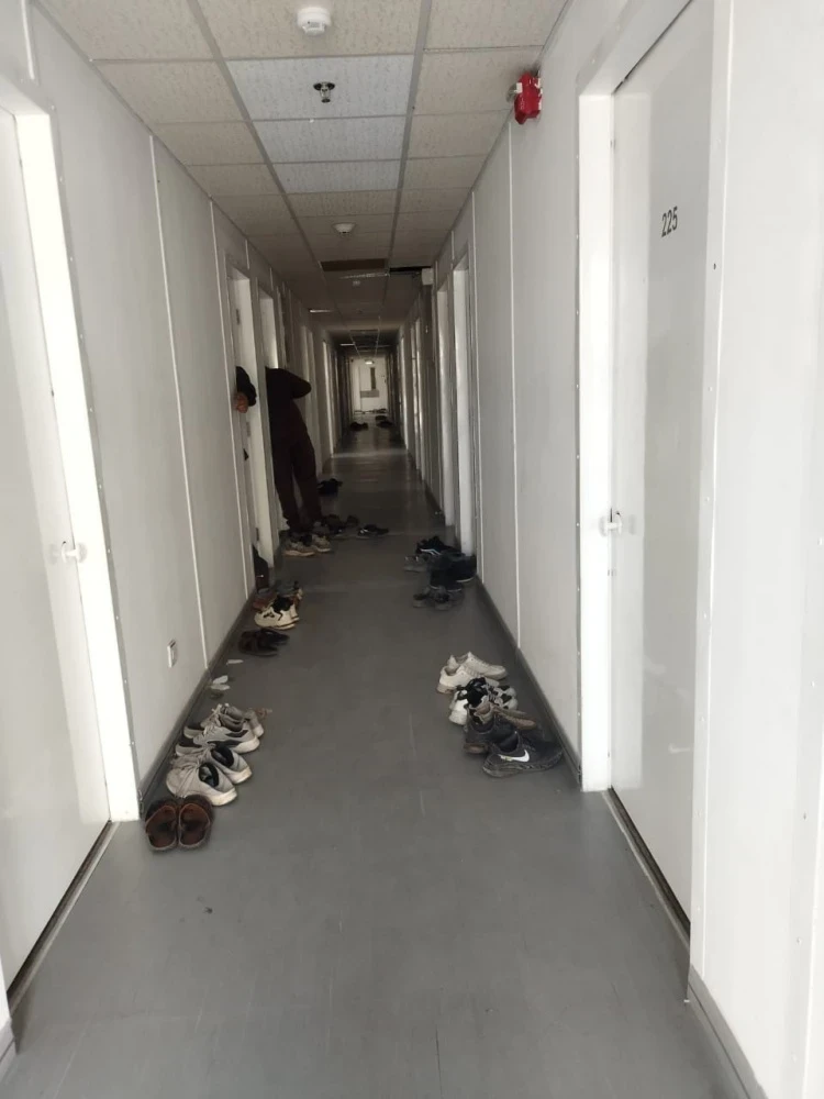 Подчиненные омбудсмена с трудом попали в центр содержания иностранцев. И вот что увидели