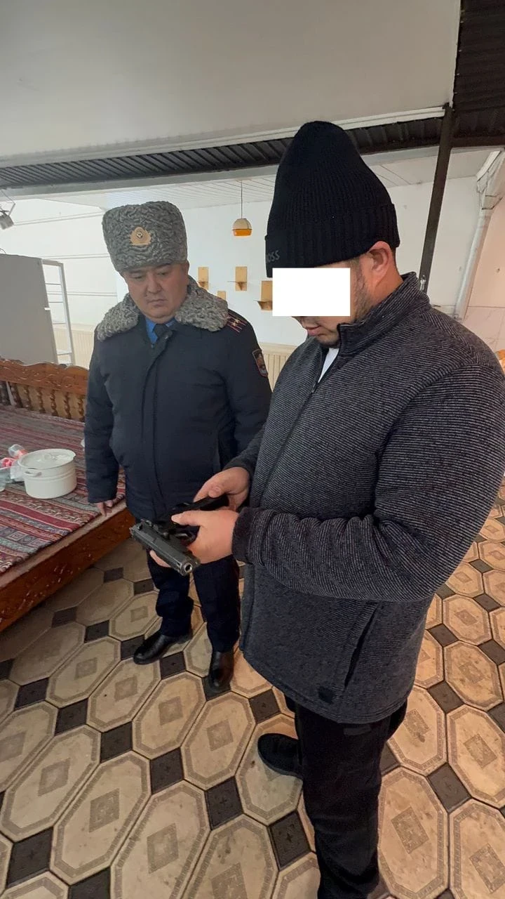 В Алайском районе жители добровольно сдали травматическое оружие милиции